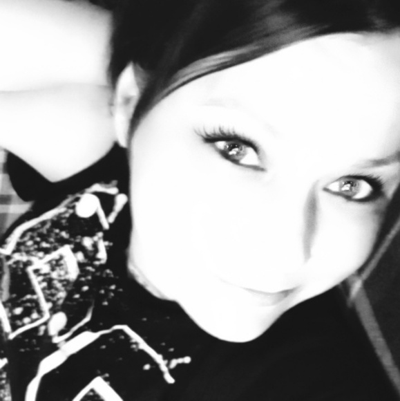 Meet your Posher, Queen - Picture 1 of 1